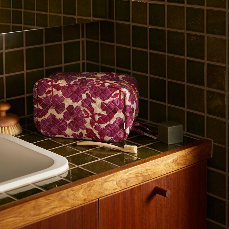 Leon Lilac Medium Toiletry Bag