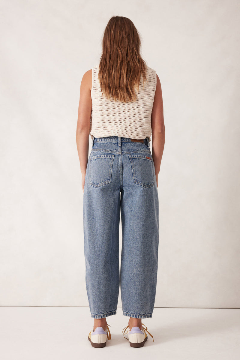 Maggie Tapered Barrel Jean - Mid Vintage Blue